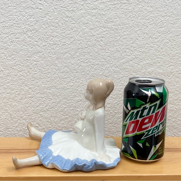 Vintage D’ART S.A. Blue/White Porcelain Sitting Girl Holding A Doll Figurine - Picture 5 of 14